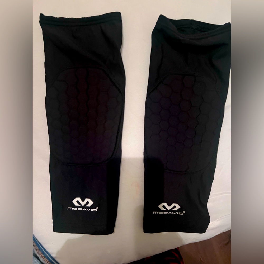 Women’s black knee pads